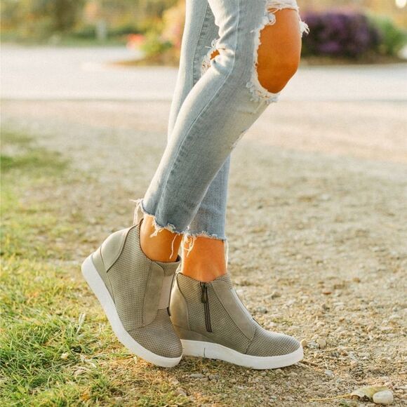 Chic Sneaker Wedges🦋 NWOT - Picture 1 of 8